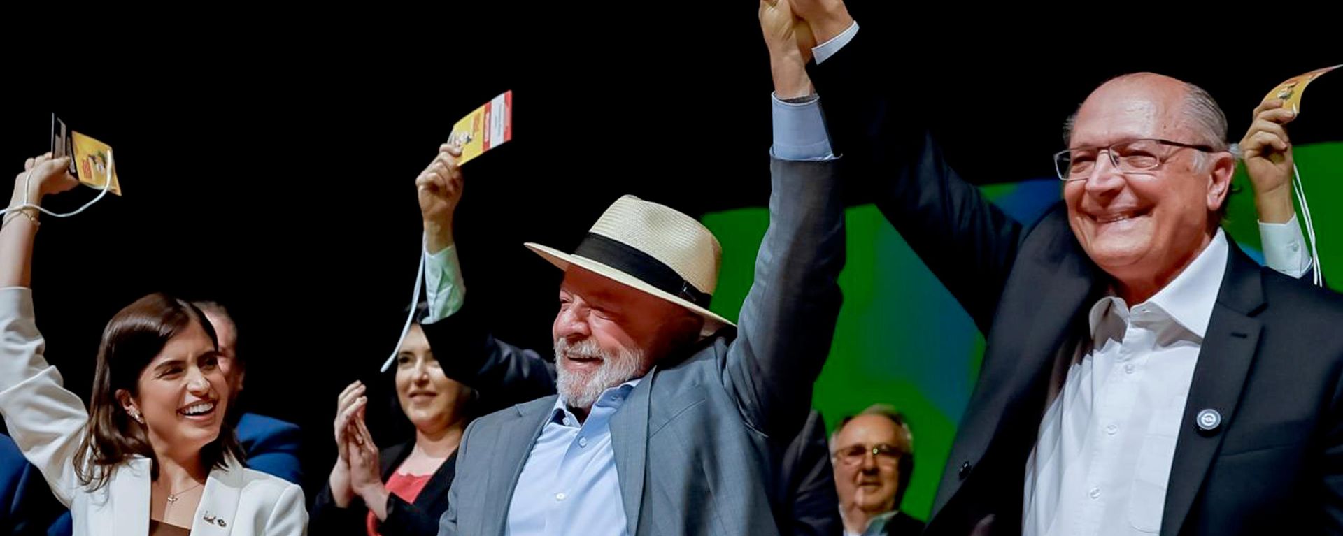O presidente do Brasil, Luiz Inácio Lula da Silva, e o vice-presidente do Brasil, Geraldo Alckmin, erguem seus braços durante convenção nacional do PSB, em Brasília (DF), em 29 de julho de 2026 - Sputnik Brasil, 1920, 29.07.2026