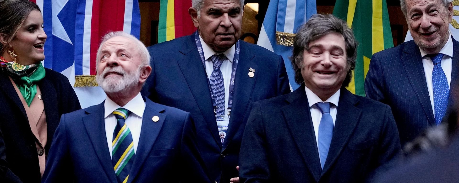 O presidente do Brasil, Luiz Inácio Lula da Silva (E), em primeiro plano, e o presidente da Argentina, Javier Milei, estão lado a lado enquanto se posicionam para uma foto de grupo com outros líderes presentes na Cúpula do Mercosul em Buenos Aires, Argentina, 3 de julho de 2025 - Sputnik Brasil, 1920, 30.07.2026
