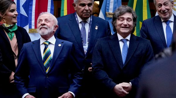 O presidente do Brasil, Luiz Inácio Lula da Silva (E), em primeiro plano, e o presidente da Argentina, Javier Milei, estão lado a lado enquanto se posicionam para uma foto de grupo com outros líderes presentes na Cúpula do Mercosul em Buenos Aires, Argentina, 3 de julho de 2025 - Sputnik Brasil