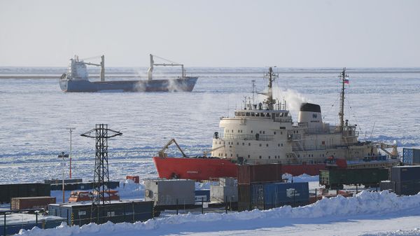 Navios no porto de Dudinka, o maior da Sibéria e o porto internacional mais ao norte da Rússia - Sputnik Brasil