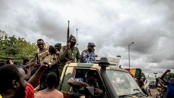 Pessoas comemoram enquanto forças de segurança percorrem as ruas da capital Bamako, no Mali, em 19 de agosto de 2020 — um dia depois de soldados armados terem disparado para o alto em frente à residência do presidente Ibrahim Boubacar Keita e o levado sob custódia. - Sputnik Brasil