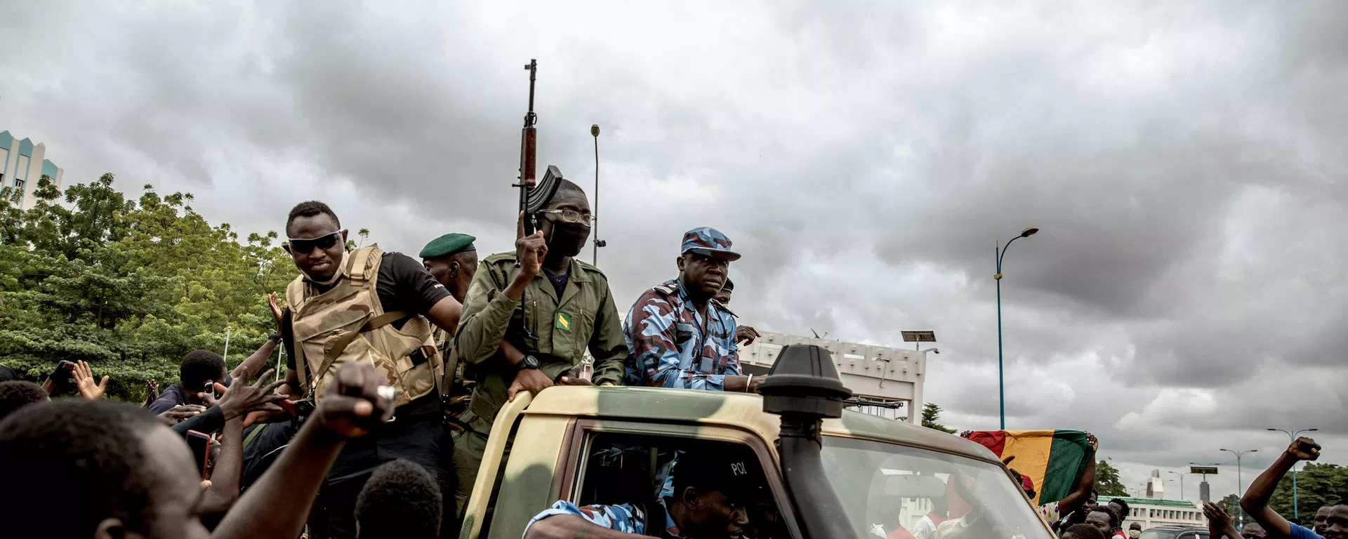 Pessoas comemoram enquanto forças de segurança percorrem as ruas da capital Bamako, um dia depois de soldados armados terem disparado para o alto em frente à residência do presidente Ibrahim Boubacar Keita e o levado sob custódia. Mali, 19 de agosto de 2020 Pessoas comemoram enquanto forças de segurança percorrem as ruas da capital Bamako, um dia depois de soldados armados terem disparado para o alto em frente à residência do presidente Ibrahim Boubacar Keita e o levado sob custódia. Mali, 19 de agosto de 2020 - Sputnik Brasil, 1920, 31.07.2026