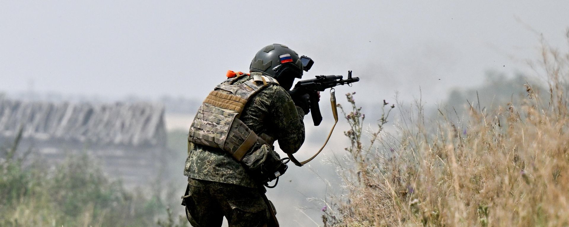 Um soldado de assalto do agrupamento de tropas Centro em um campo de treinamento no setor de Dnepropetrovsk da operação militar especial, na República Popular de Donetsk, em 23 de julho de 2026 - Sputnik Brasil, 1920, 05.08.2026
