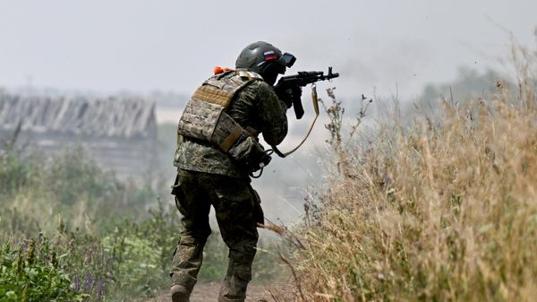 Um soldado de assalto do agrupamento de tropas Centro em um campo de treinamento no setor de Dnepropetrovsk da operação militar especial, na República Popular de Donetsk, em 23 de julho de 2026 - Sputnik Brasil