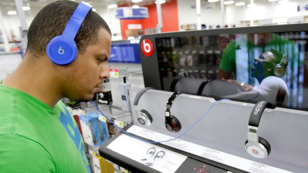 Usuário ouvindo música com headphone - Sputnik Brasil
