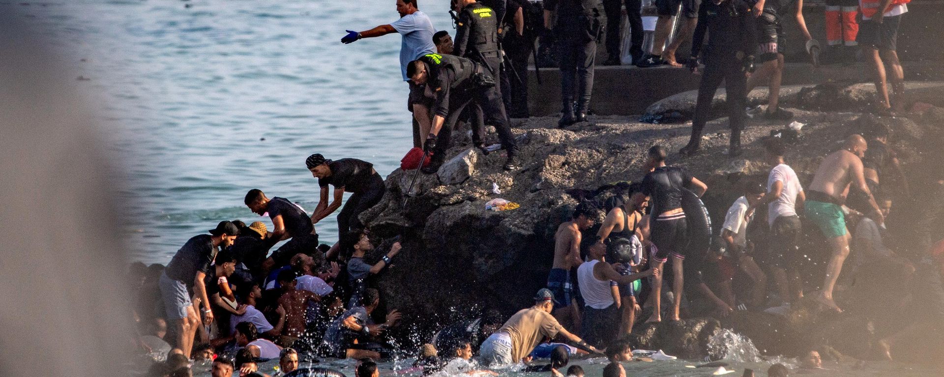 Migrantes tentam atravessar de Marrocos para o enclave espanhol de Ceuta - Sputnik Brasil, 1920, 31.07.2026
