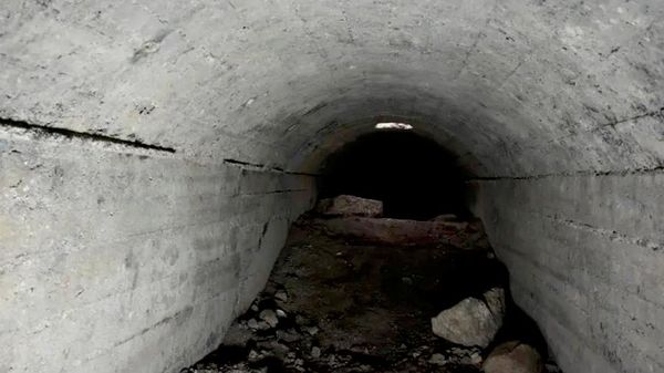 Abrigo antiaéreo da Segunda Guerra Mundial encontrado sob canteiro de obras na Alemanha - Sputnik Brasil