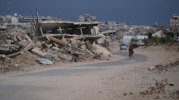 Palestino anda de bicicleta em meio aos escombros de prédios na Faixa de Gaza, em 31 de julho de 2026 - Sputnik Brasil