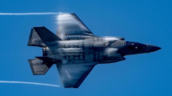 Um F-35B do Corpo de Fuzileiros Navais dos EUA, com capacidade de decolagem curta e pouso vertical (STOVL, na sigla em inglês), realiza um sobrevoo no National Mall, em Washington, em 3 de julho de 2026 - Sputnik Brasil