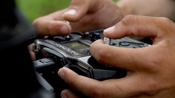 Treinamento tático e especializado para operadores de VANTs de reconhecimento do tipo multicóptero e drones FPV, destinados a diversas finalidades, está sendo realizado no campo de treinamento de Krasny Yar, no Krai de Zabaykalsky. O centro de treinamento capacita especialistas na operação de VANTs do tipo quadricóptero e de asa fixa (como o Utka-2 e o Molniya), bem como de drones FPV, em 31 de julho de 2026 - Sputnik Brasil