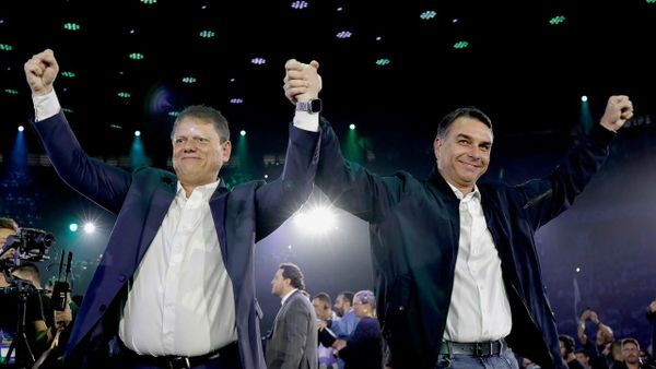 Tarcísio de Freitas e Flávio Bolsonaro na convenção do Republicanos, em São Paulo (SP), em 1° de agosto de 2026 - Sputnik Brasil