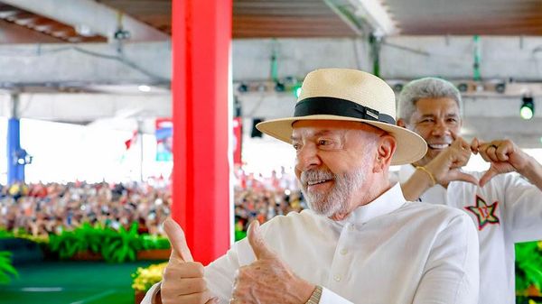 O presidente Luiz Inácio Lula da Silva (em primeiro plano), acompanhado do governador baiano Jerônimo Rodrigues, durante a convenção estadual do PT na Bahia, 1º de agosto de 2026 - Sputnik Brasil