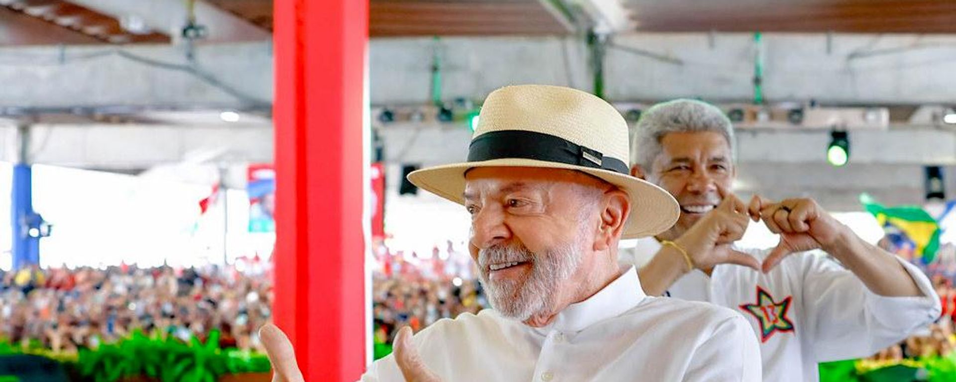 O presidente Luiz Inácio Lula da Silva (em primeiro plano), acompanhado do governador baiano Jerônimo Rodrigues, durante a convenção estadual do PT na Bahia, 1º de agosto de 2026 - Sputnik Brasil, 1920, 02.08.2026