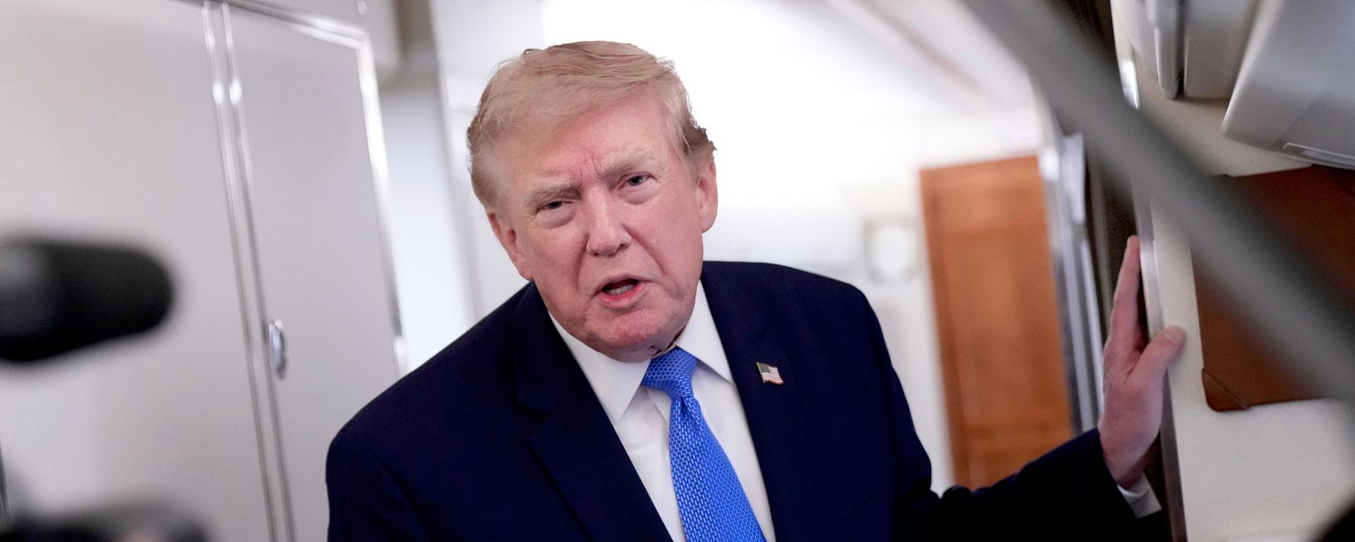 Donald Trump fala com repórteres a bordo do Air Force One durante retorno à Casa Branca, em Washington, D.C. EUA, 2 de agosto de 2026 - Sputnik Brasil, 1920, 28.08.2026