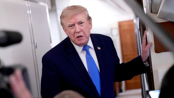 Donald Trump fala com repórteres a bordo do Air Force One durante seu retorno à Casa Branca, em Washington DC. EUA, 2 de agosto de 2026. - Sputnik Brasil