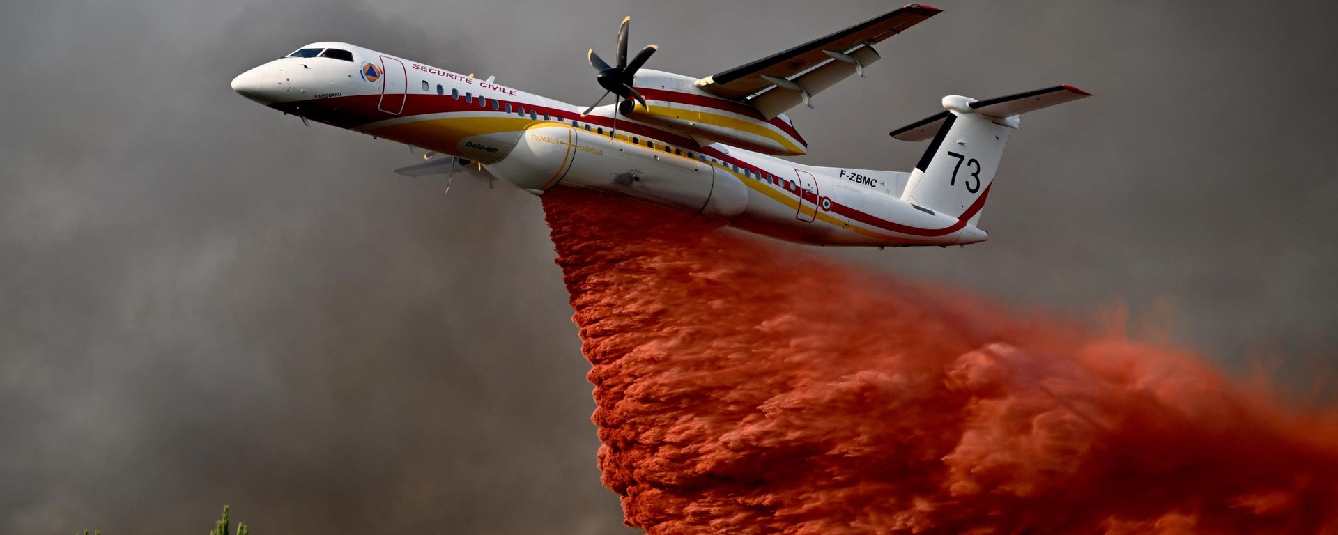 Um avião lança retardante de fogo enquanto sobrevoa uma floresta perto de Blagon, durante incêndios florestais no sudoeste da França, 29 de julho de 2026 Um avião lança retardante de fogo enquanto sobrevoa uma floresta perto de Blagon, durante incêndios florestais no sudoeste da França, 29 de julho de 2026 - Sputnik Brasil, 1920, 03.08.2026