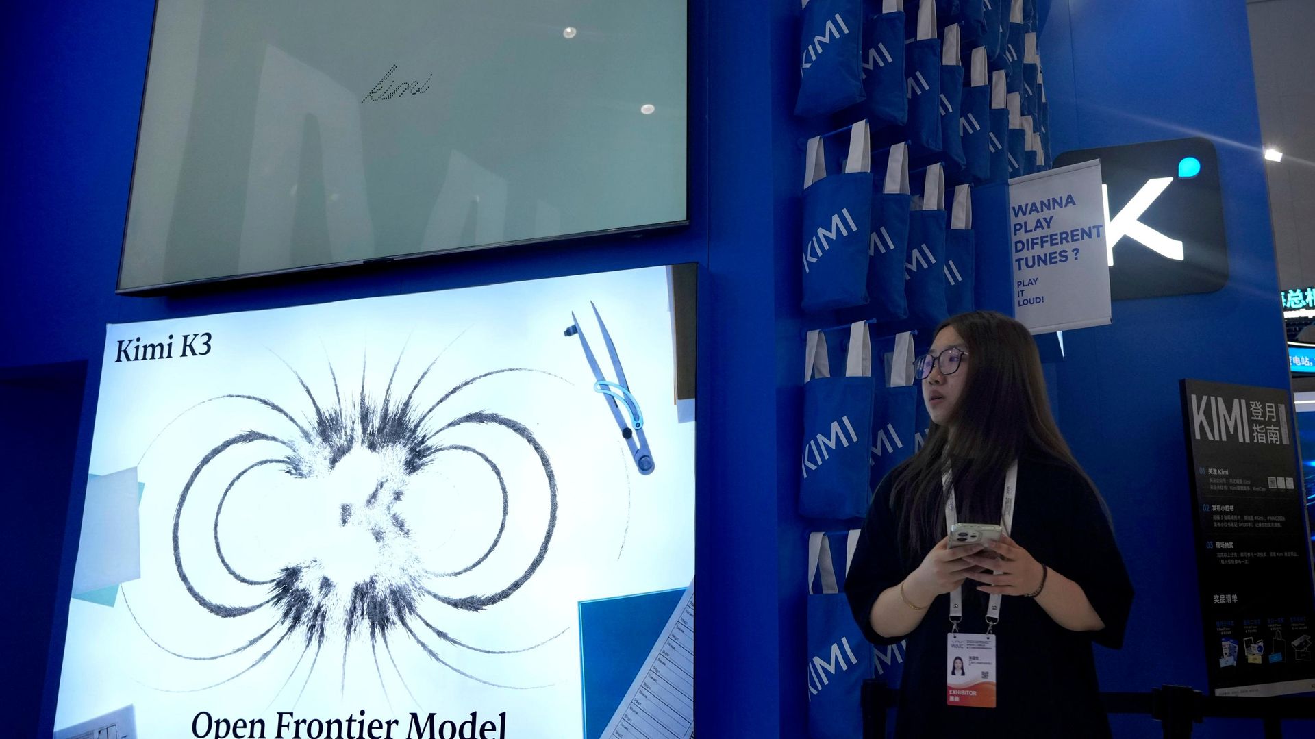 Um funcionário está no estande da startup chinesa de IA Moonshot, responsável pelo projeto Kimi K3, durante a Conferência Mundial de IA em Xangai, China, 17 de julho de 2026 Um funcionário está no estande da startup chinesa de IA Moonshot, responsável pelo projeto Kimi K3, durante a Conferência Mundial de IA em Xangai, China, 17 de julho de 2026 - Sputnik Brasil, 1920, 03.08.2026
