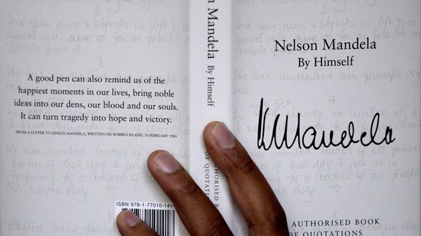 Cópia da autobiografia Mandela por ele mesmo do ex-presidente sul-africano Nelson Mandela (foto de arquivo) - Sputnik Brasil