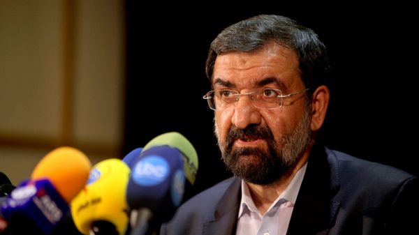 Mohsen Rezaei, conselheiro do líder supremo do Irã, durante coletiva de imprensa em Teerã, em 7 de maio de 2013 - Sputnik Brasil