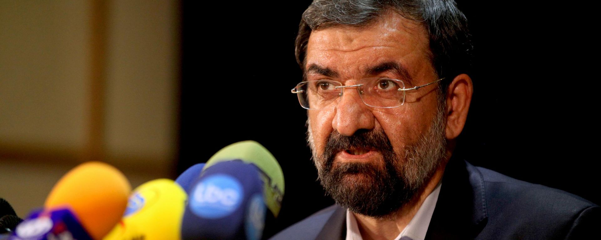 Mohsen Rezaei, conselheiro do líder supremo do Irã, durante coletiva de imprensa em Teerã, em 7 de maio de 2013 - Sputnik Brasil, 1920, 03.08.2026