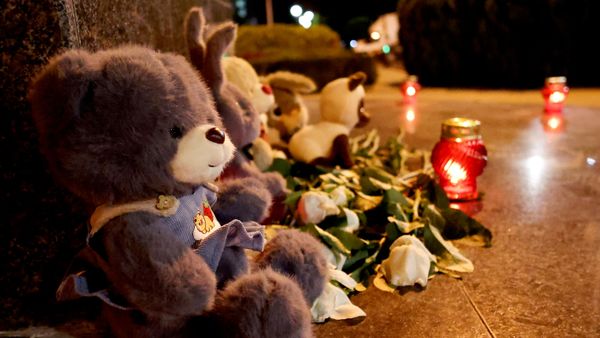 Um memorial improvisado em uma catedral em Krasnodar homenageia as vítimas de um ataque ucraniano a Gelendzhik, em 3 de agosto de 2026 - Sputnik Brasil