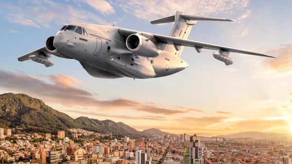 Simulação mostra o KC-390 Millennium nos céus de Bogotá, na Colômbia - Sputnik Brasil
