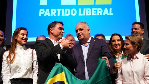 O senador e candidato à Presidência da República Flávio Bolsonaro (PL-RJ) junto com o deputado federal Alfredo Gaspar (PL-AL) como candidato a vice-presidente em sua chapa - Sputnik Brasil