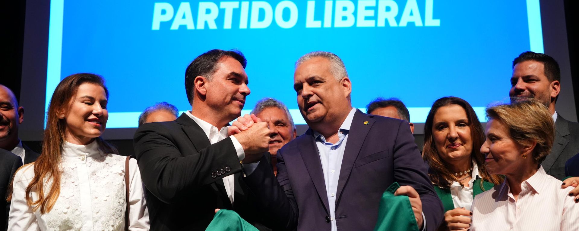 O senador e candidato à Presidência da República Flávio Bolsonaro (PL-RJ) junto com o deputado federal Alfredo Gaspar (PL-AL) como candidato a vice-presidente em sua chapa - Sputnik Brasil, 1920, 05.08.2026
