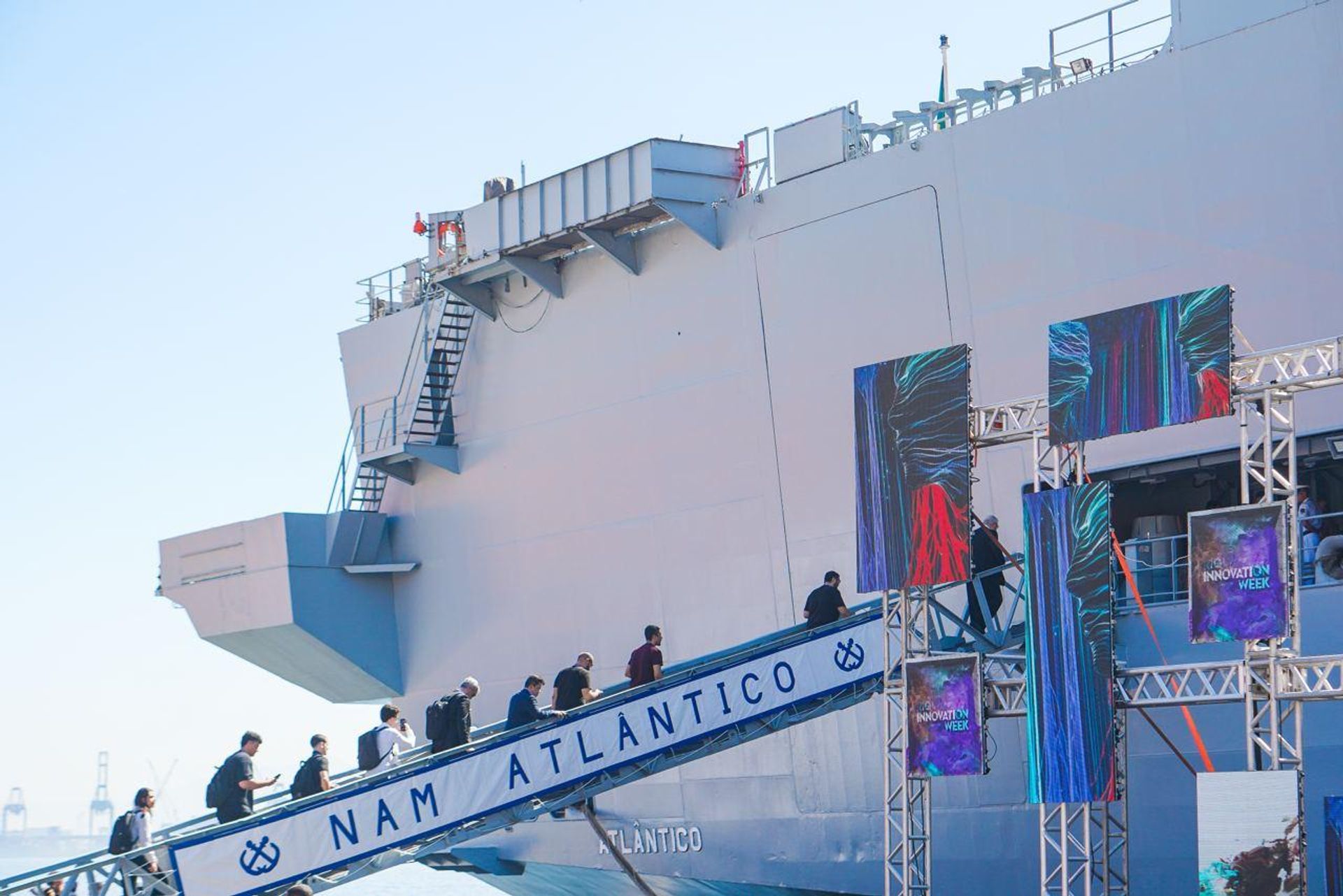 Navio NAM Atlântico, da Marinha do Brasil, no Píer Mauá, no Rio de Janeiro