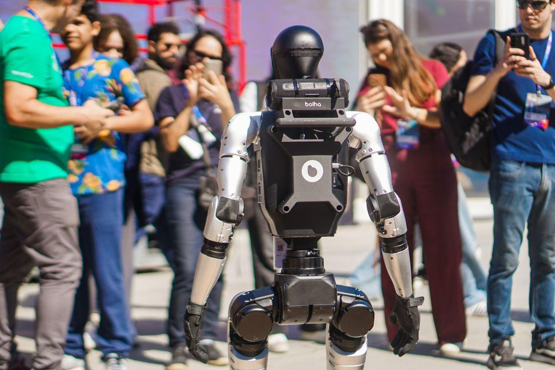 Robô interage com o público durante a Rio Innovation Week, no Rio de Janeiro