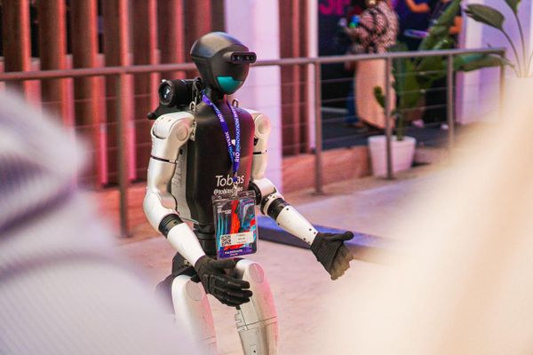 Tobias, robô desenvolvido pelo laboratório de inovação Bolha, de São Paulo, durante o Rio Innovation Week, no Rio de Janeiro (RJ), em 5 de agosto de 2026 - Sputnik Brasil