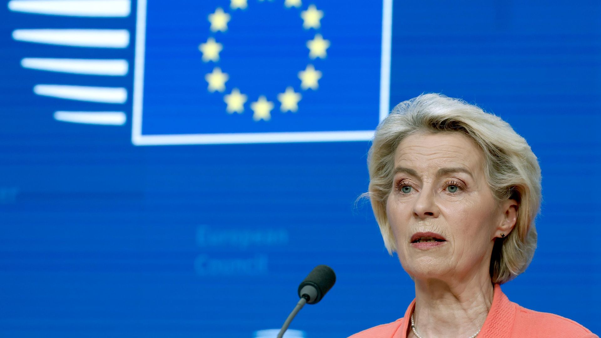 A presidente da Comissão Europeia, Ursula von der Leyen, durante coletiva de imprensa na cúpula do bloco, em Bruxelas, em 19 de junho de 2026 A presidente da Comissão Europeia, Ursula von der Leyen, durante coletiva de imprensa na cúpula do bloco, em Bruxelas, em 19 de junho de 2026 - Sputnik Brasil, 1920, 06.08.2026
