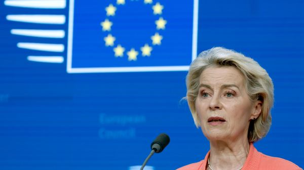 A presidente da Comissão Europeia, Ursula von der Leyen, durante coletiva de imprensa na cúpula do bloco, em Bruxelas, em 19 de junho de 2026 - Sputnik Brasil