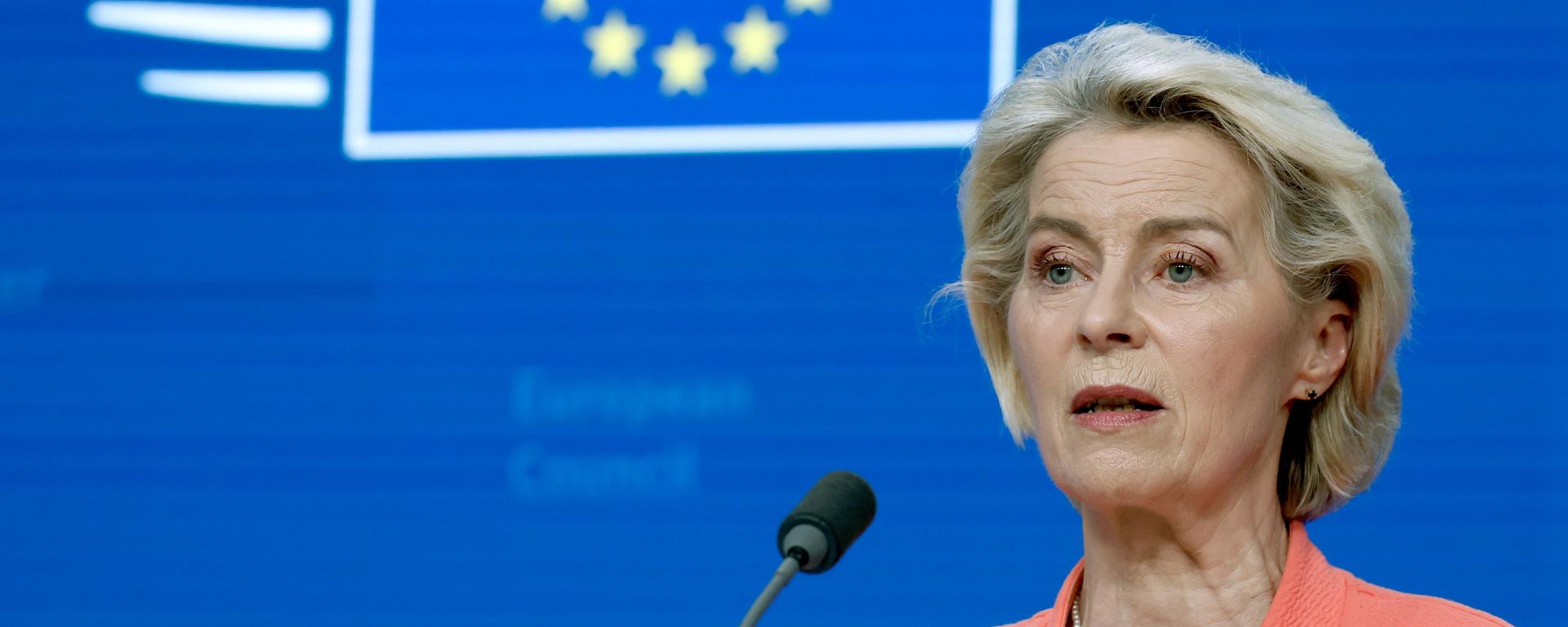 A presidente da Comissão Europeia, Ursula von der Leyen, durante coletiva de imprensa na cúpula do bloco, em Bruxelas, em 19 de junho de 2026 - Sputnik Brasil, 1920, 15.09.2026