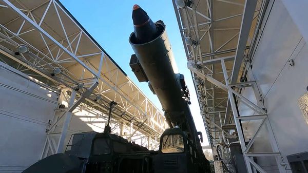Lançamento de um míssil balístico intercontinental Yars durante um exercício estratégico de forças nucleares envolvendo seus componentes terrestres, navais e aéreos no Cosmódromo Estatal de Testes de Plesetsk, na Rússia - Sputnik Brasil