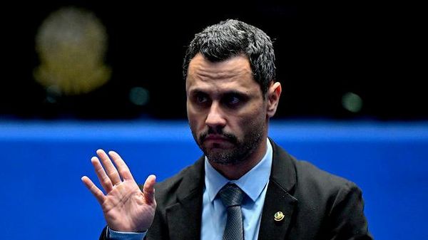 Senador Cleitinho Azevedo (Republicanos-MG) durante sessão sobre medidas provisórias, em 14 de julho de 2026 - Sputnik Brasil