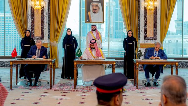 Turquia, Arábia Saudita e Paquistão assinam um acordo trilateral de defesa coletiva - Sputnik Brasil