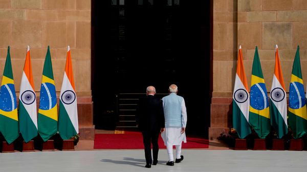 Presidente Luiz Inácio Lula da Silva é recebido pelo primeiro-ministro da Índia, Narendra Modi, durante visita oficial, em 21 de fevereiro de 2026 - Sputnik Brasil