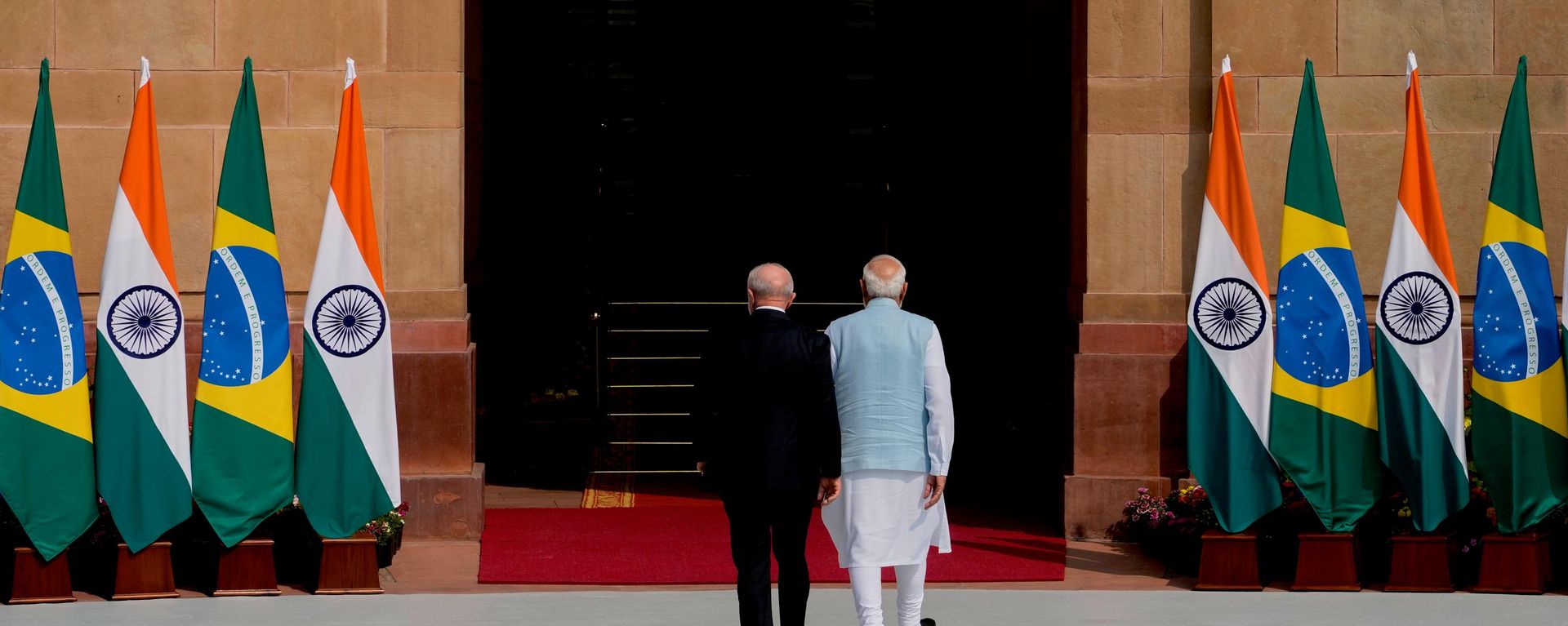 Presidente Luiz Inácio Lula da Silva é recebido pelo primeiro-ministro da Índia, Narendra Modi, durante visita oficial, em 21 de fevereiro de 2026 - Sputnik Brasil, 1920, 10.08.2026
