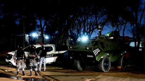 Polícia realiza operação em Montevidéu com o apoio de blindado do Exército, em 26 de julho de 2026 - Sputnik Brasil
