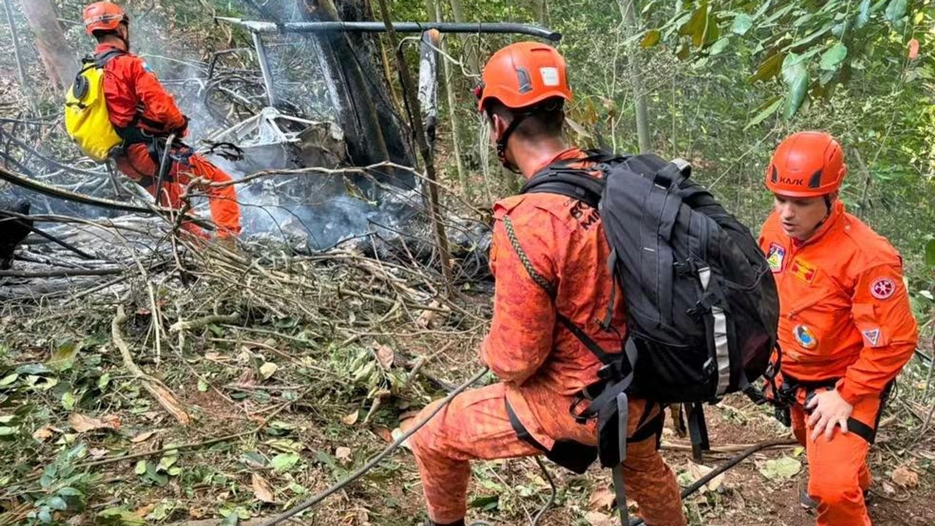 Bombeiros foram mobilizados após queda de helicóptero no Rio de Janeiro. 8 de agosto de 2026 - Sputnik Brasil, 1920, 08.08.2026