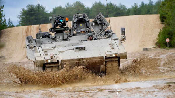 Um blindado Ajax Ares — um veículo de transporte de tropas — é conduzido na pista de treinamento de Bovington Camp, uma base militar do Exército Britânico, em Dorset, Inglaterra, em 22 de fevereiro de 2023 - Sputnik Brasil