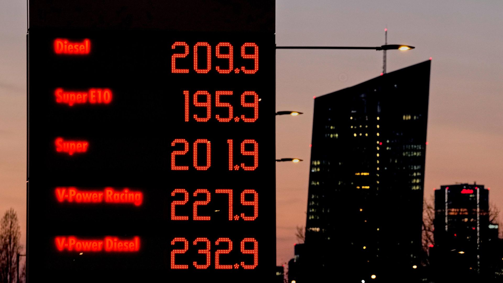 Preços de um posto de combustível em Frankfurt, na Alemanha, em 5 de março de 2026 - Sputnik Brasil, 1920, 08.08.2026