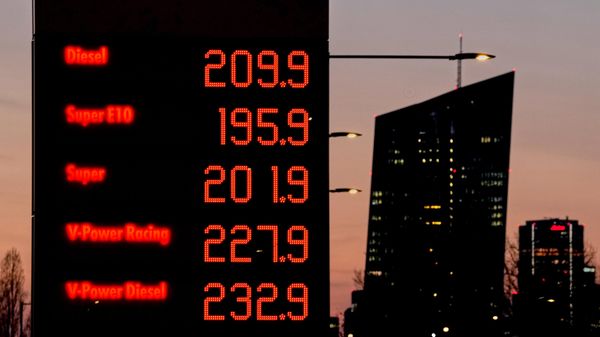 Preços de um posto de combustível em Frankfurt, na Alemanha, em 5 de março de 2026 - Sputnik Brasil