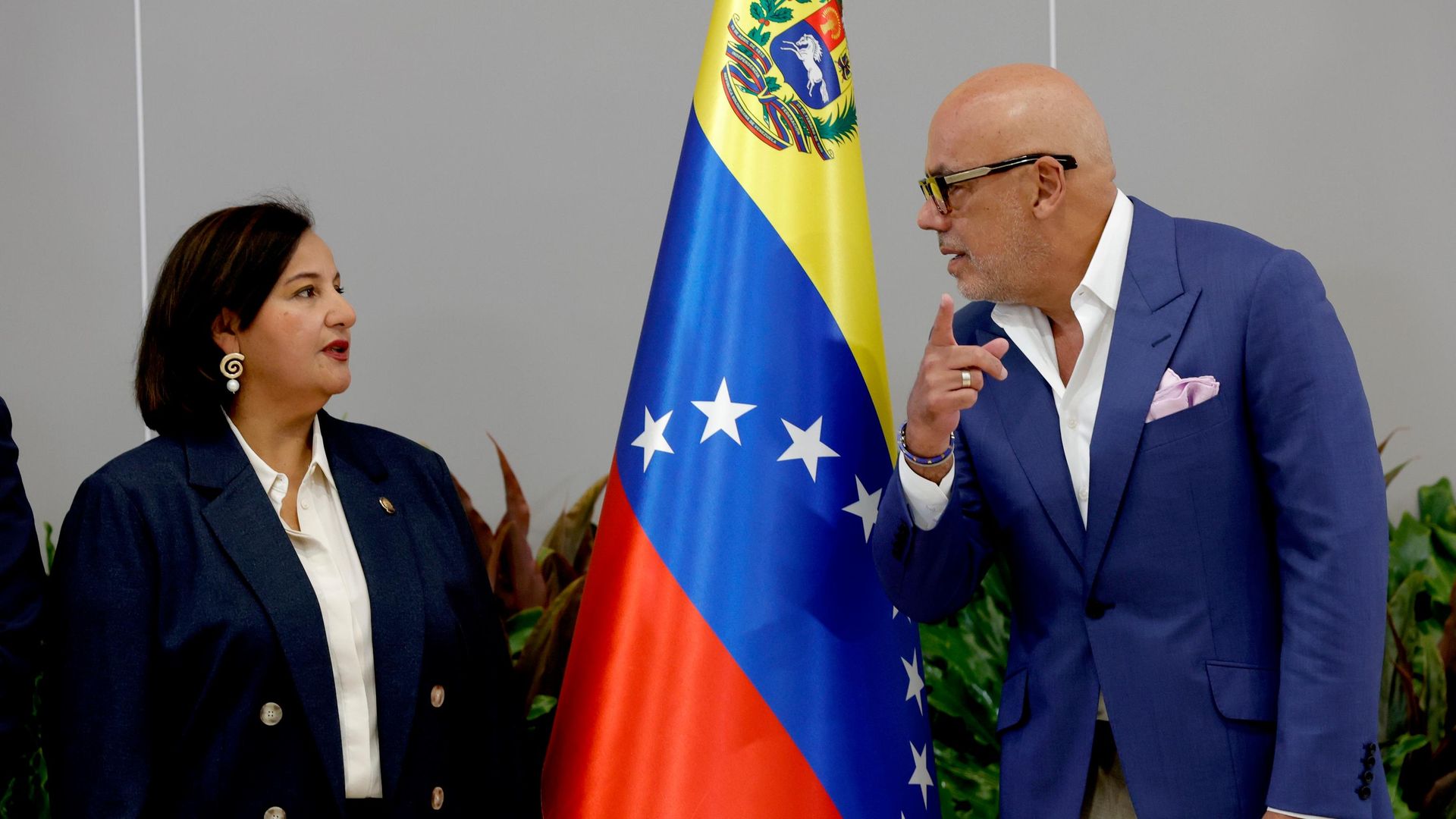 A ex-presidente da Assembleia Nacional pela oposição, Dinorah Figuera (à esq.), e o presidente da Assembleia Nacional, Jorge Rodríguez, posam para fotos durante o lançamento de uma nova rodada de negociações políticas em Caracas, Venezuela, em 6 de agosto de 2026 - Sputnik Brasil, 1920, 09.08.2026