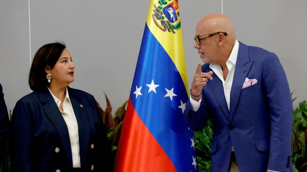 A ex-presidente da Assembleia Nacional pela oposição, Dinorah Figuera (à esq.), e o presidente da Assembleia Nacional, Jorge Rodríguez, posam para fotos durante o lançamento de uma nova rodada de negociações políticas em Caracas, Venezuela, em 6 de agosto de 2026 - Sputnik Brasil