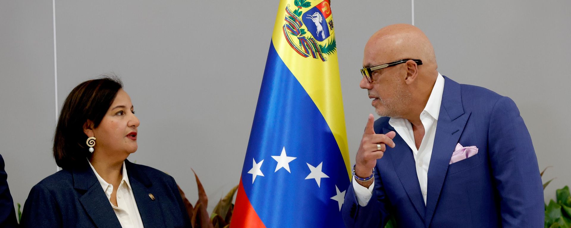 A ex-presidente da Assembleia Nacional pela oposição, Dinorah Figuera (à esq.), e o presidente da Assembleia Nacional, Jorge Rodríguez, posam para fotos durante o lançamento de uma nova rodada de negociações políticas em Caracas, Venezuela, em 6 de agosto de 2026 - Sputnik Brasil, 1920, 09.08.2026