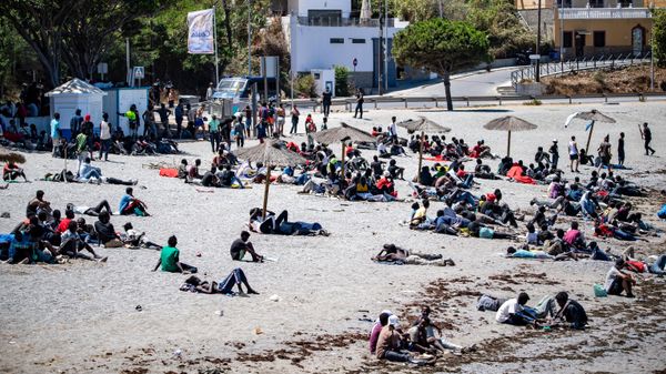 Migrantes que cruzaram do Marrocos para Ceuta, território da Espanha, se acumulam em praia do enclave espanhol, em 2 de agosto de 2026 - Sputnik Brasil