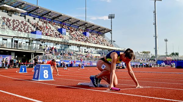 As atletas disputam a final do revezamento 4x100 m feminino durante o Campeonato Russo de Atletismo, no Estádio Kalininets, em Yekaterinburg, na Rússia - Sputnik Brasil
