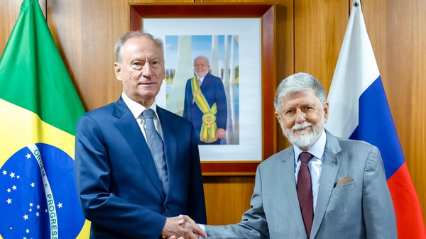 Nikolai Patrushev (à esquerda), assessor do Kremlin e chefe do Colegiado Marítimo russo, posa para foto com Celso Amorim, assessor especial da Presidência para assuntos internacionais, no Palácio do Planalto. Brasília, Brasil - Sputnik Brasil